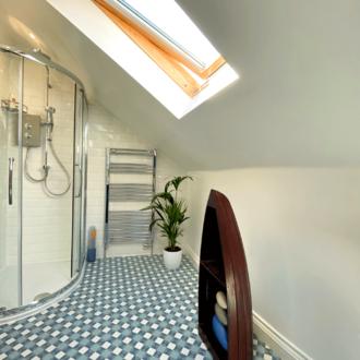 Lisburne Place Luxury Town House - Ensuite to main bathroom